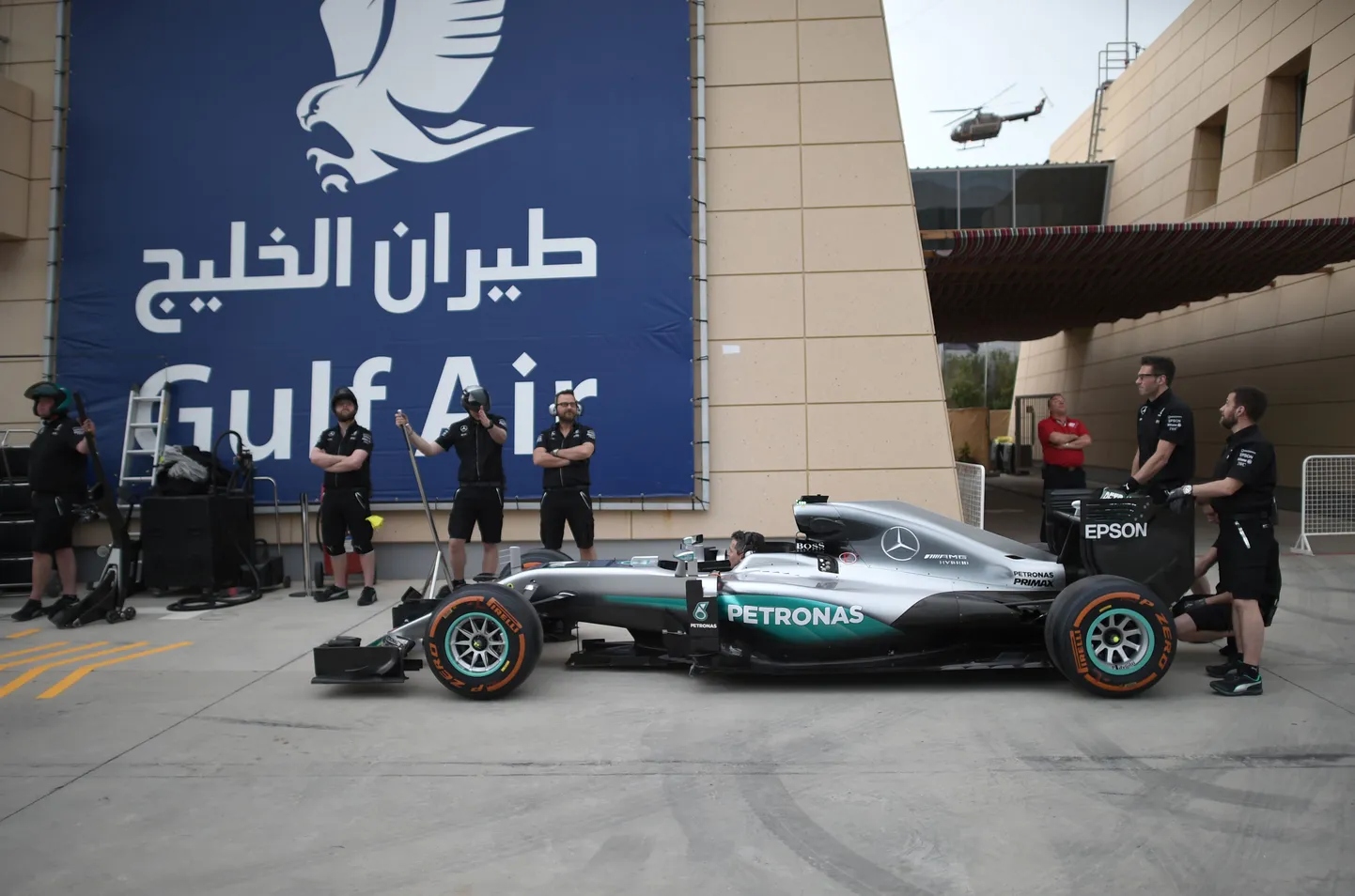 Команда Mercedes AMG Petronas F1 готовит болиды к гонкам в Бахрейне.