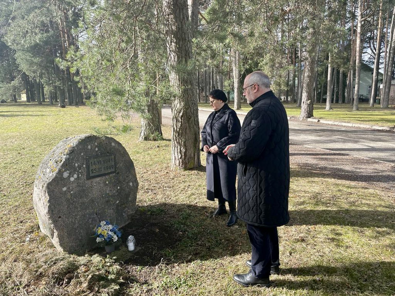 Президент Алар Карис зажег свечу у Камня скорби в Эльва.