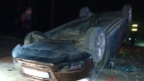 Kokkupõrkes paiskus üks autodest katusele