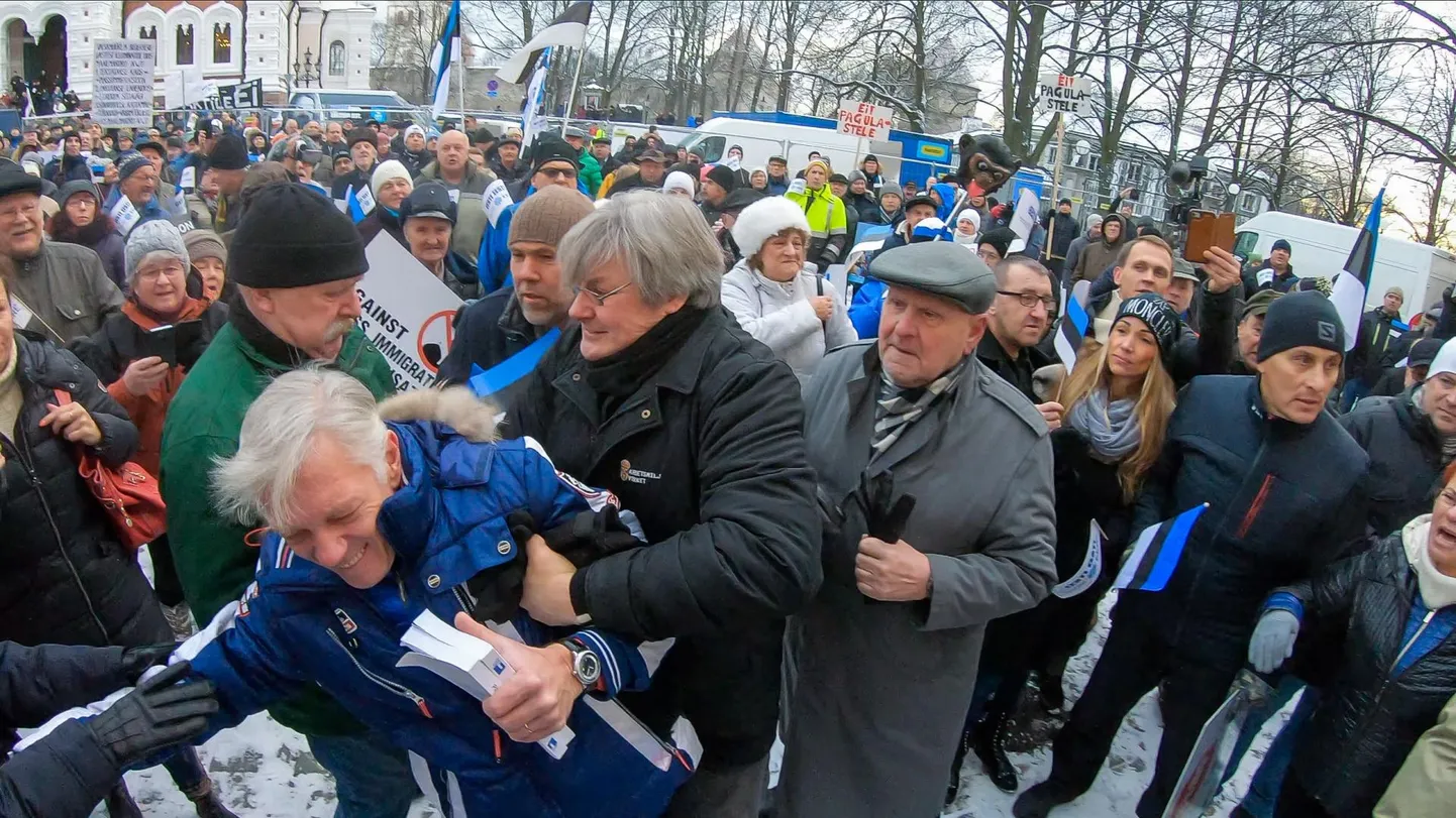 EKRE meeleavaldus riigikogu ees 26. novembril 2018. Seal tungiti kallale europarlamendi saadikule Indrek Tarandile.