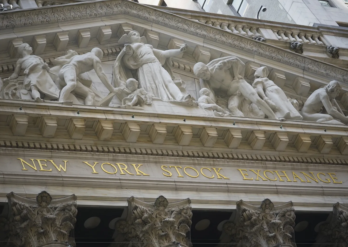 Marmorkujud New Yorgi börsi hoone frontoonil Wall Streetil. Aktsiad kerkisid teisipäeval järejkordsele rekordtasemele.
