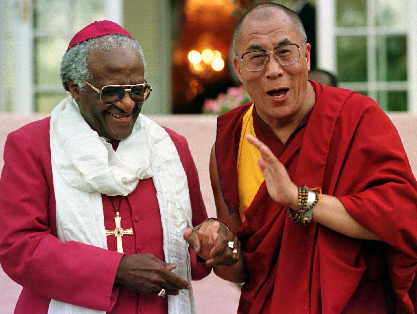 Tiibeti usujuhi (paremal) kutsus Lõuna-Aafrikasse tema kauaaegne sõber, apartheidivastase võitluse juht Desmond Tutu. Foto pärineb 1996. aastast.
