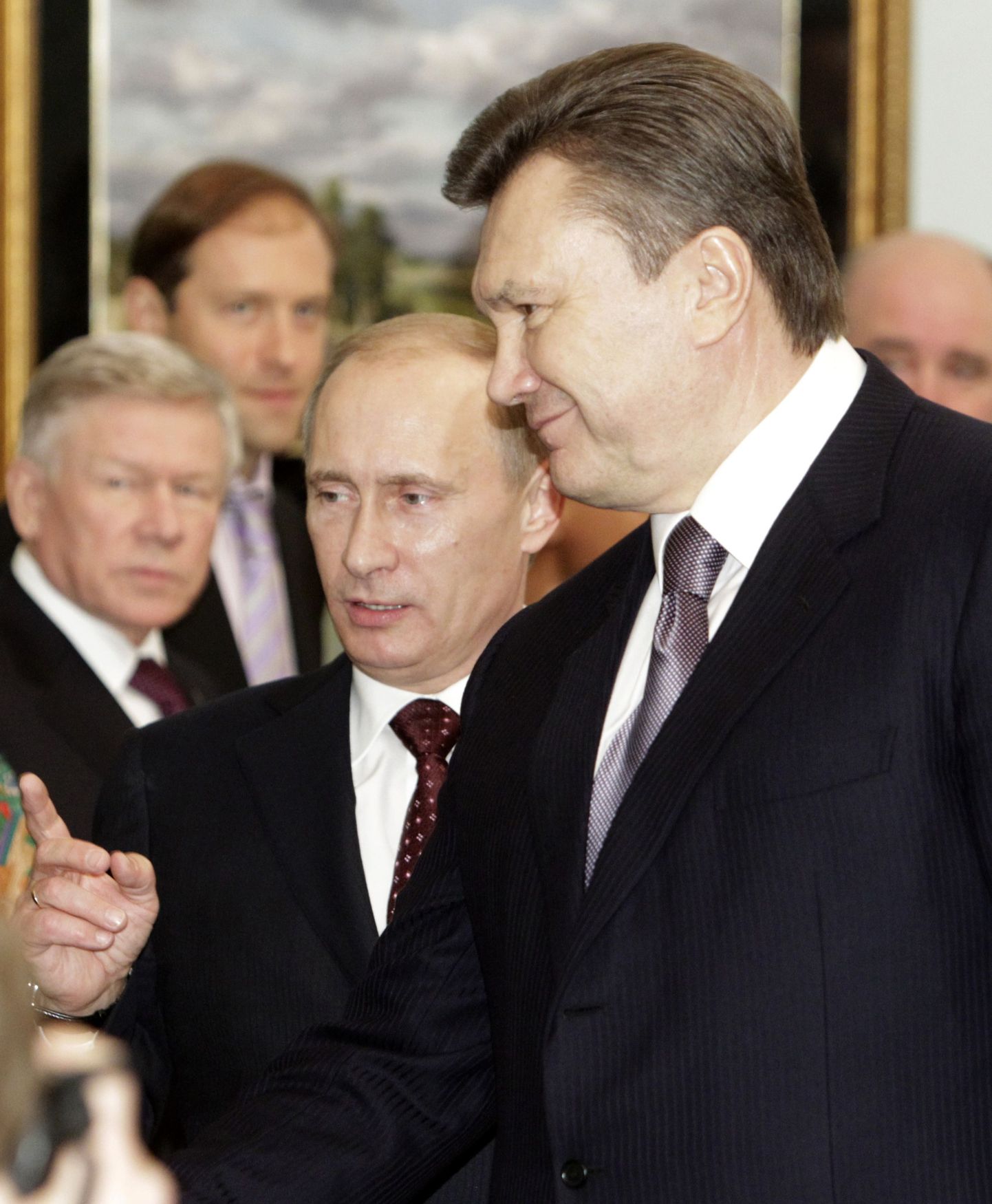 Vene valitsusjuht Vladimir Putin tutvustamas Ukraina presidendile Viktor Janukovõtšile oma ametnikke.