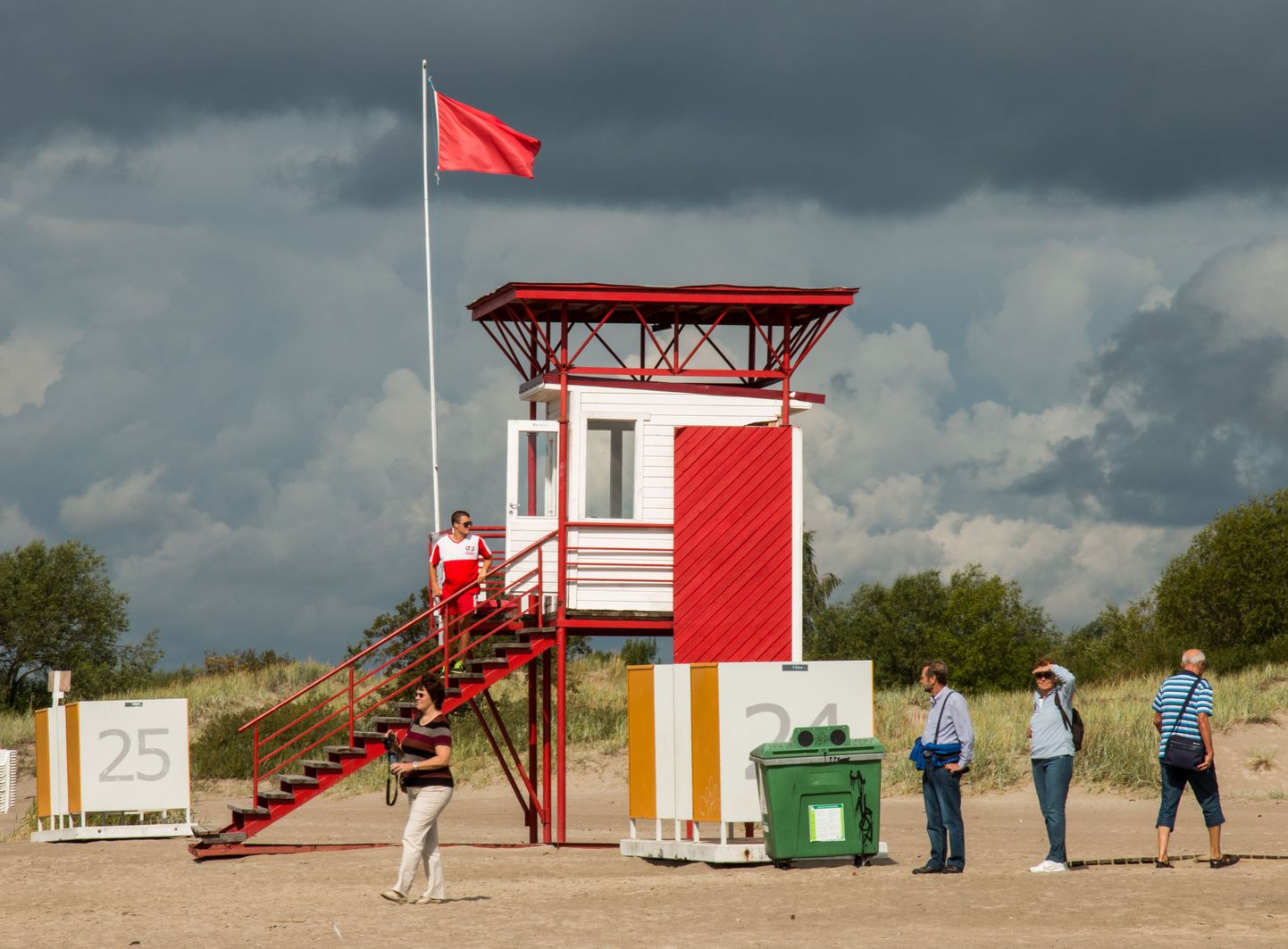 Pärnu rannas rannavalvetornis lehvib täna kolmandat päeva punane lipp.