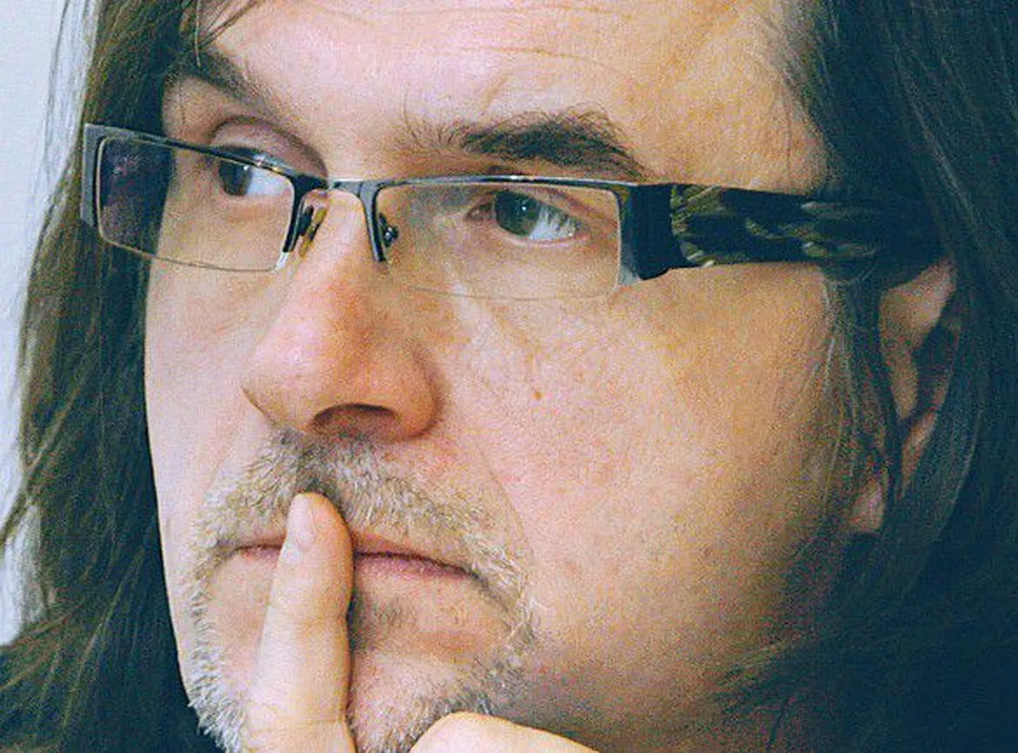 Pärast traagilist liiklusõnnetust esitatud ringhäälingunõukogu esimehe Andres Jõesaare tagasiastumispalve jäi esialgu ootama uurimise lõppu ja võimalikku kohtuotsust.