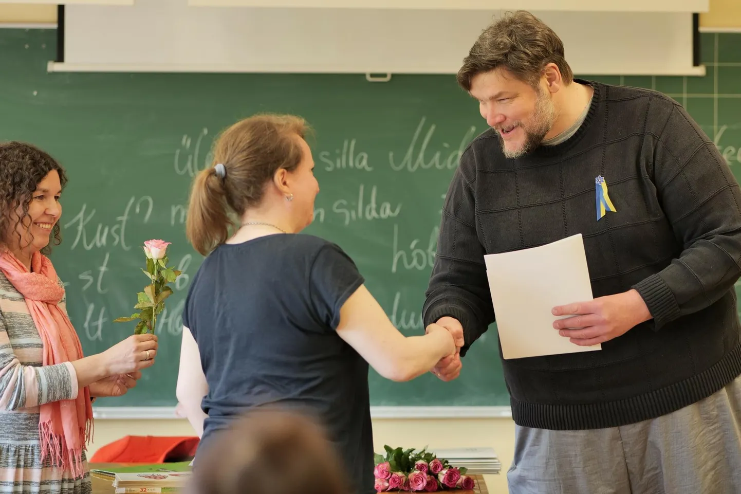 Abilinnapea Kristjan Mändmaa andis esimestele eesti keele algkursuse läbinud ukrainlastele kätte tunnistused.