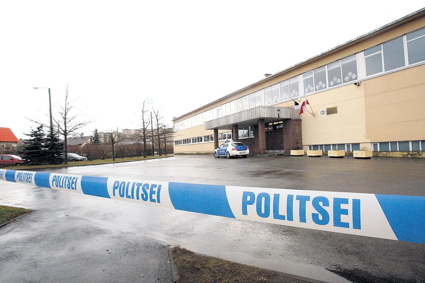 Tartu kommertsgümnaasium piirati eile hommikul politseilintidega ümber, täna on kooli kodulehe info järgi tavapärane koolipäev.