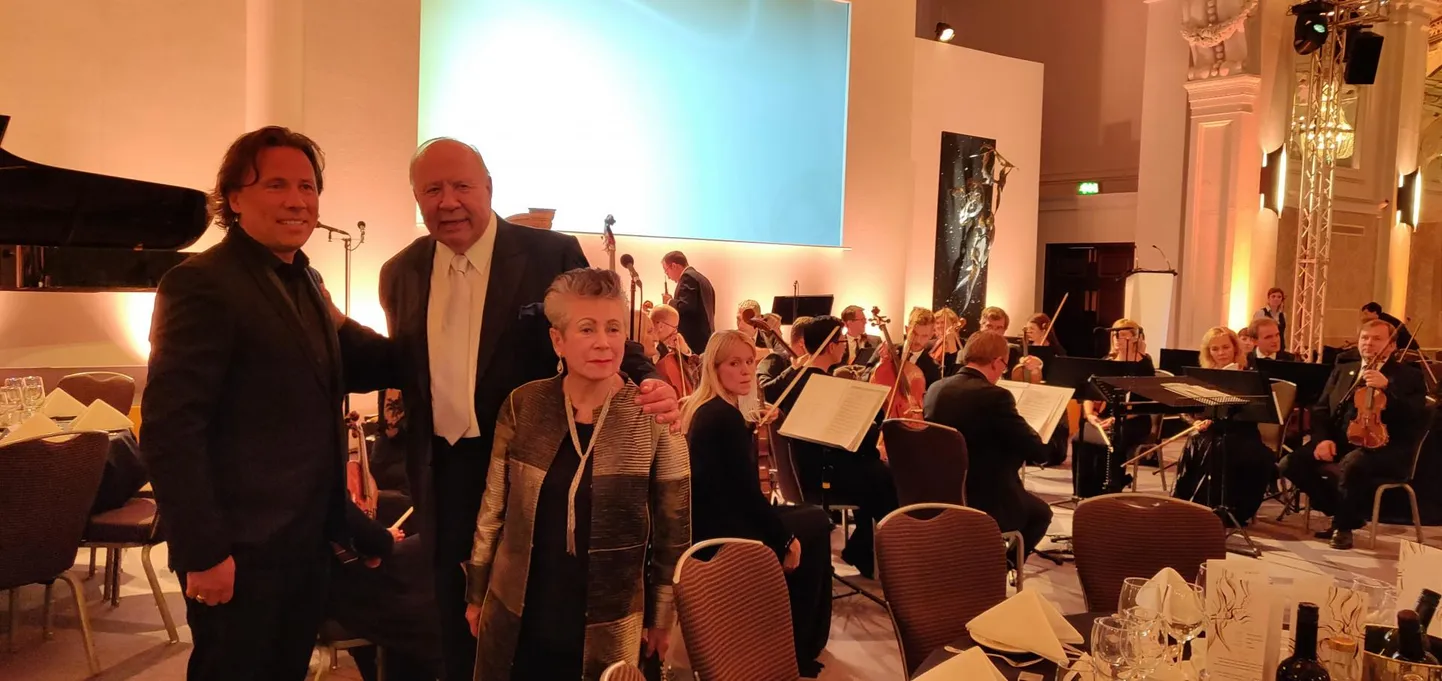 Kristjan, Neeme ja Liilia Järvi Gramophone&#39;i auhinnagalal. FOTO: Madis Vaikmaa
