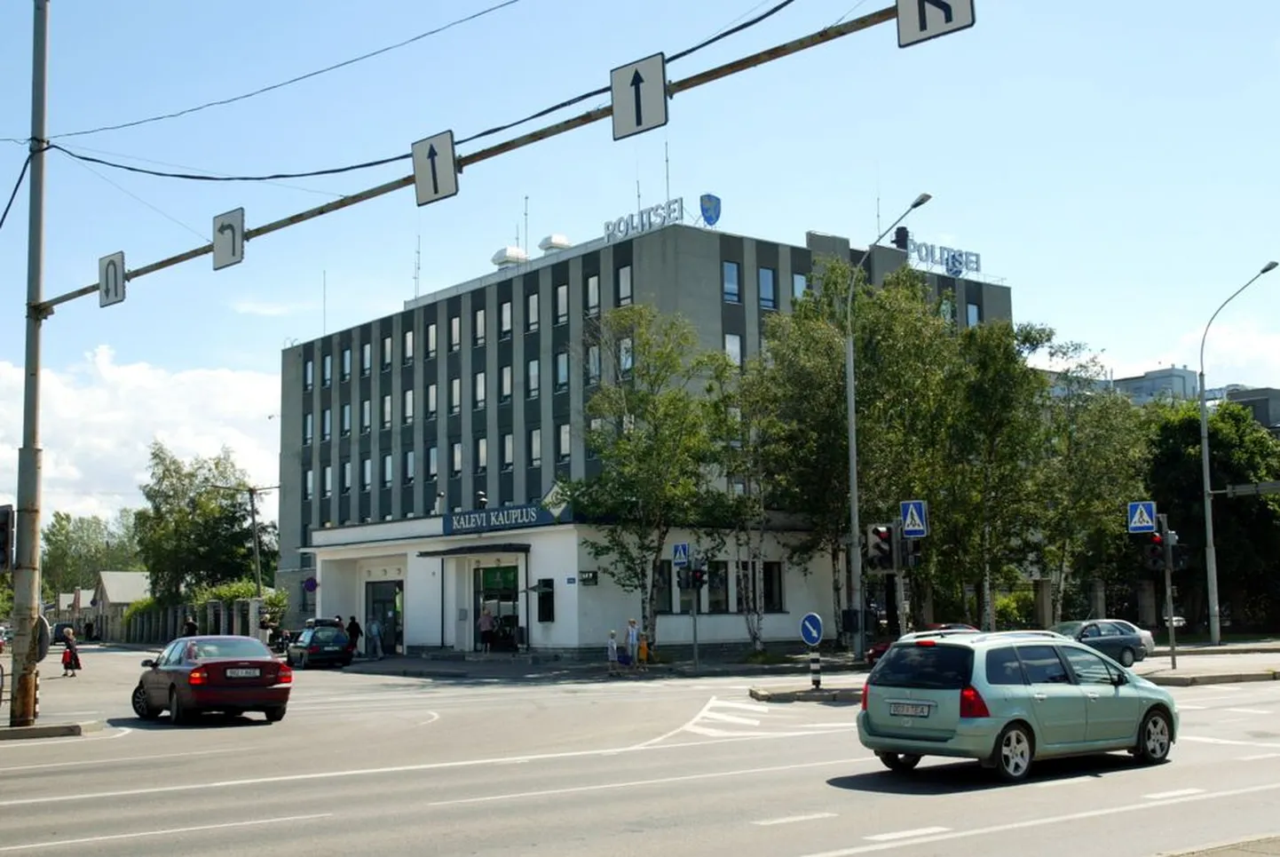 Дом, где раньше располагалась конфетная фабрика "Калев", а теперь находится Департамент полиции и погранохраны и Пыхьяская префектура.