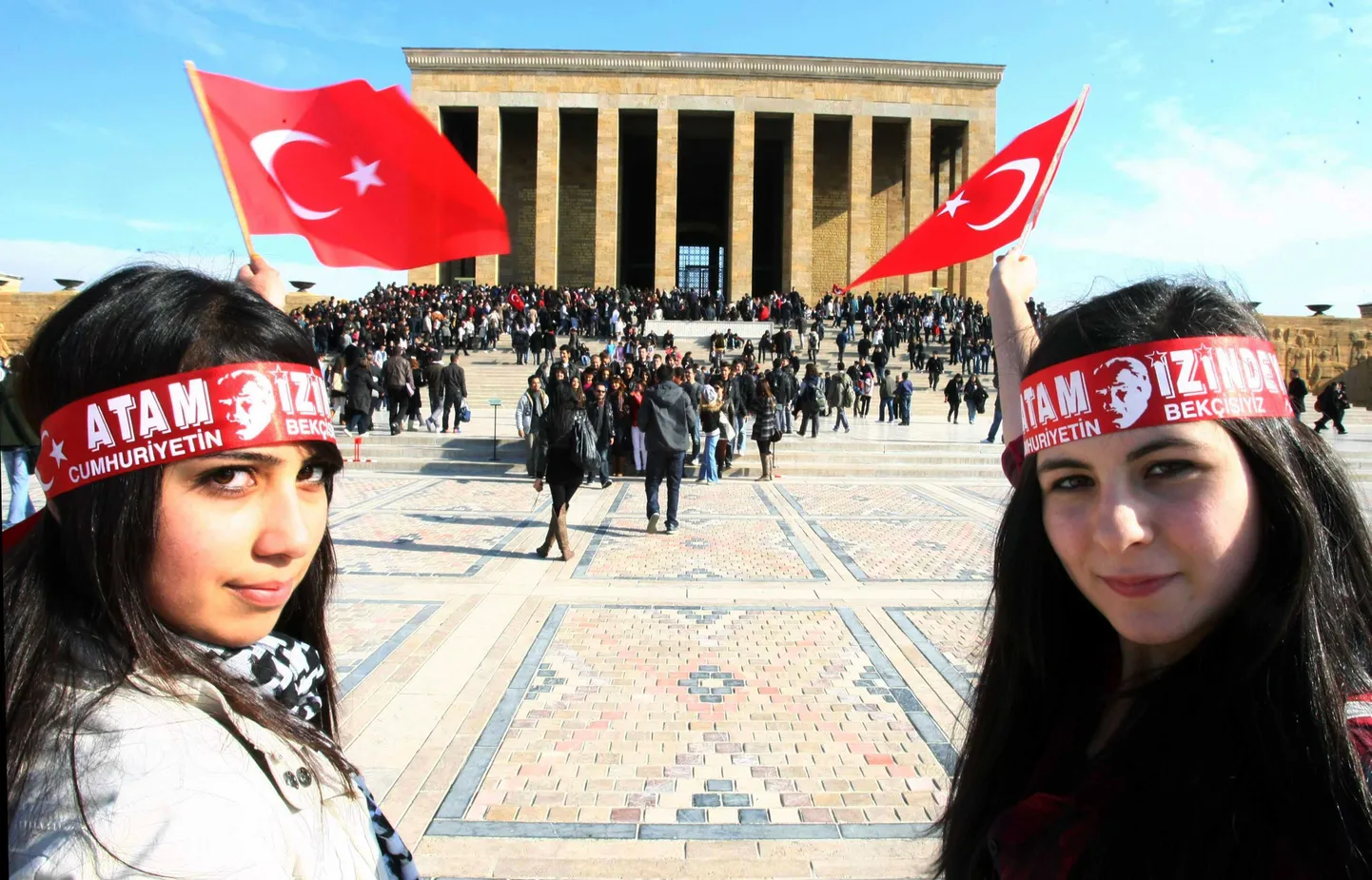 Tudengid Atatürgi monumendi juures.