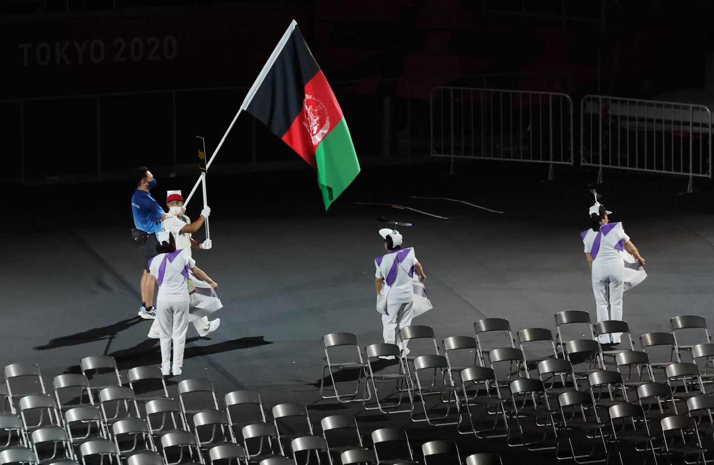 Tokyo paraolümpia avatseremoonial kanti Afganistaani lippu sümboolselt, teadmata veel, kas nende atleedid ka spordipeost osa võtavad.