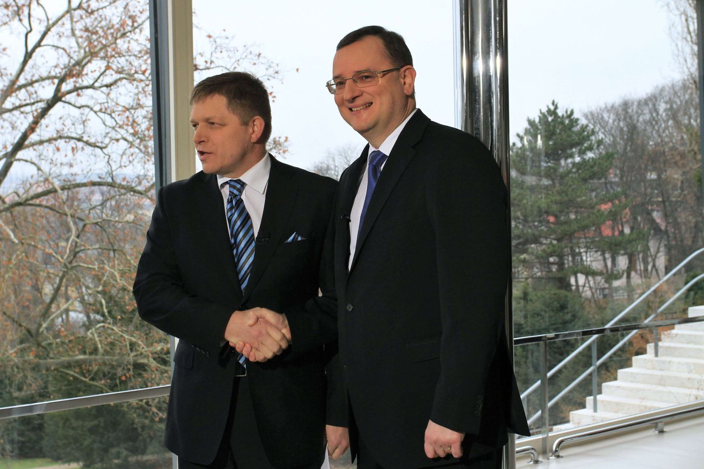 Tšehhi peaminister Petr Nečas (paremal) koos Slovakkia valitsusjuhi Robert Ficoga 1. jaanuaril Brnos.
