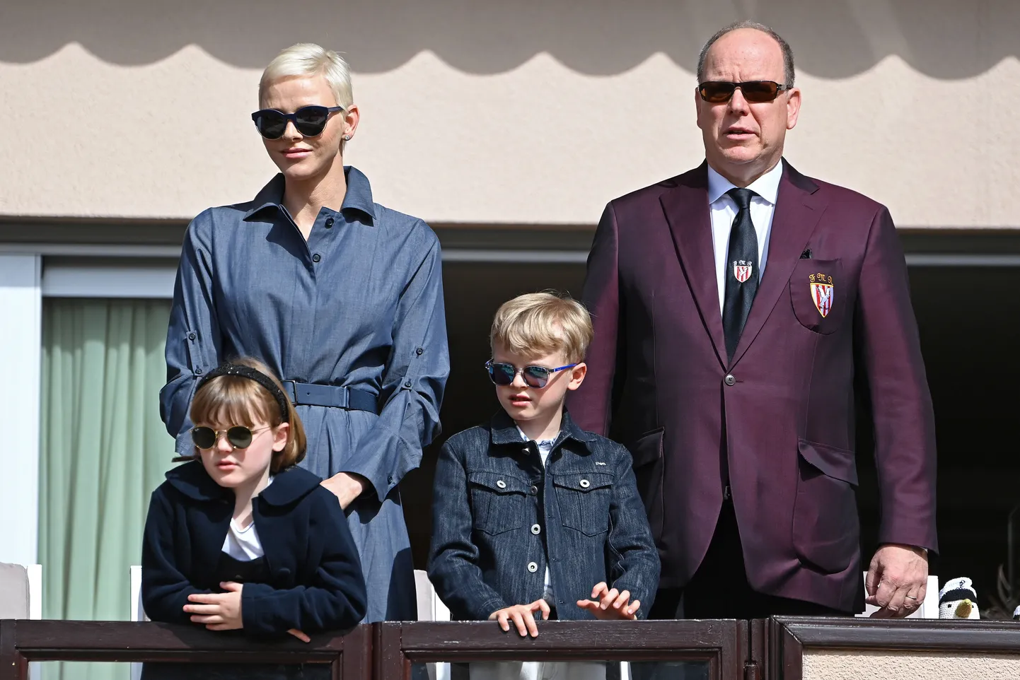 Monaco vürstinna Charlene (vasakul), tütar printsess Gabrielle, poeg prints Jacques ja vürst Albert II 7. mail 2022 Monacos ragbiturniiri vaatamas