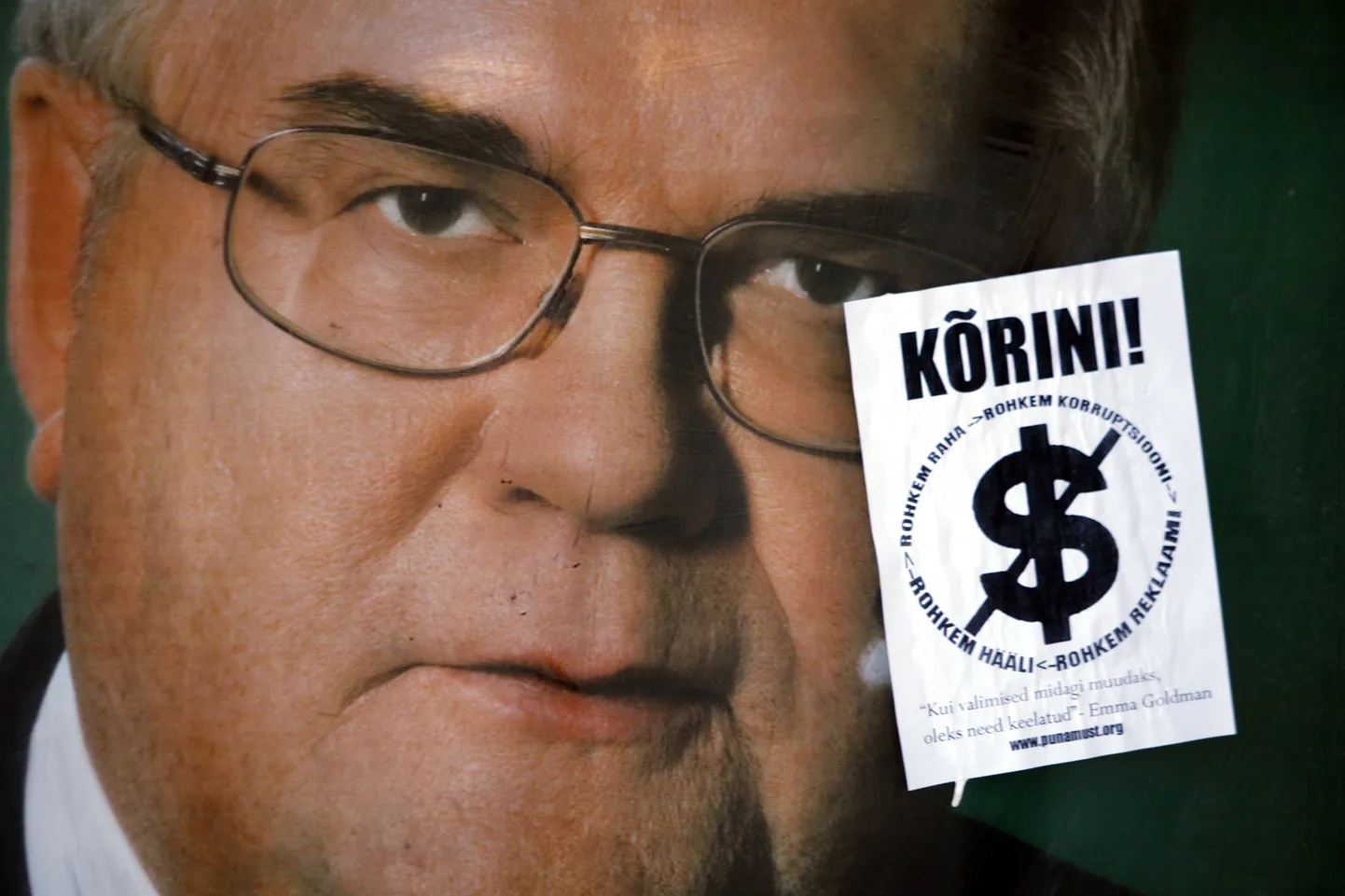 Pildil on Edgar Savisaare valimisreklaam, mida keegi oli omavoliliselt täiendanud.
