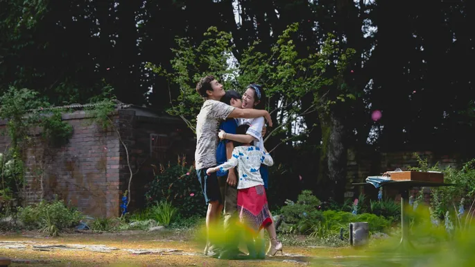 Күзде ашық ауада әжептеуір егіліп жатқан кемпірлердің порно видеосы