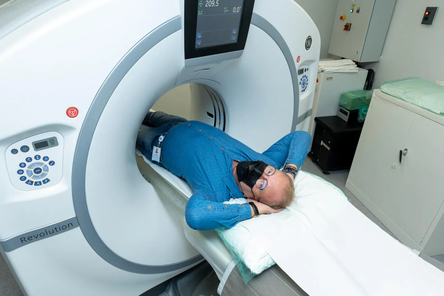 Ain Suurkaev kompuutertomograafis, mis on hädavajalik, aga samas ka üks suurimaid elektritarbijaid Rakvere haiglas.