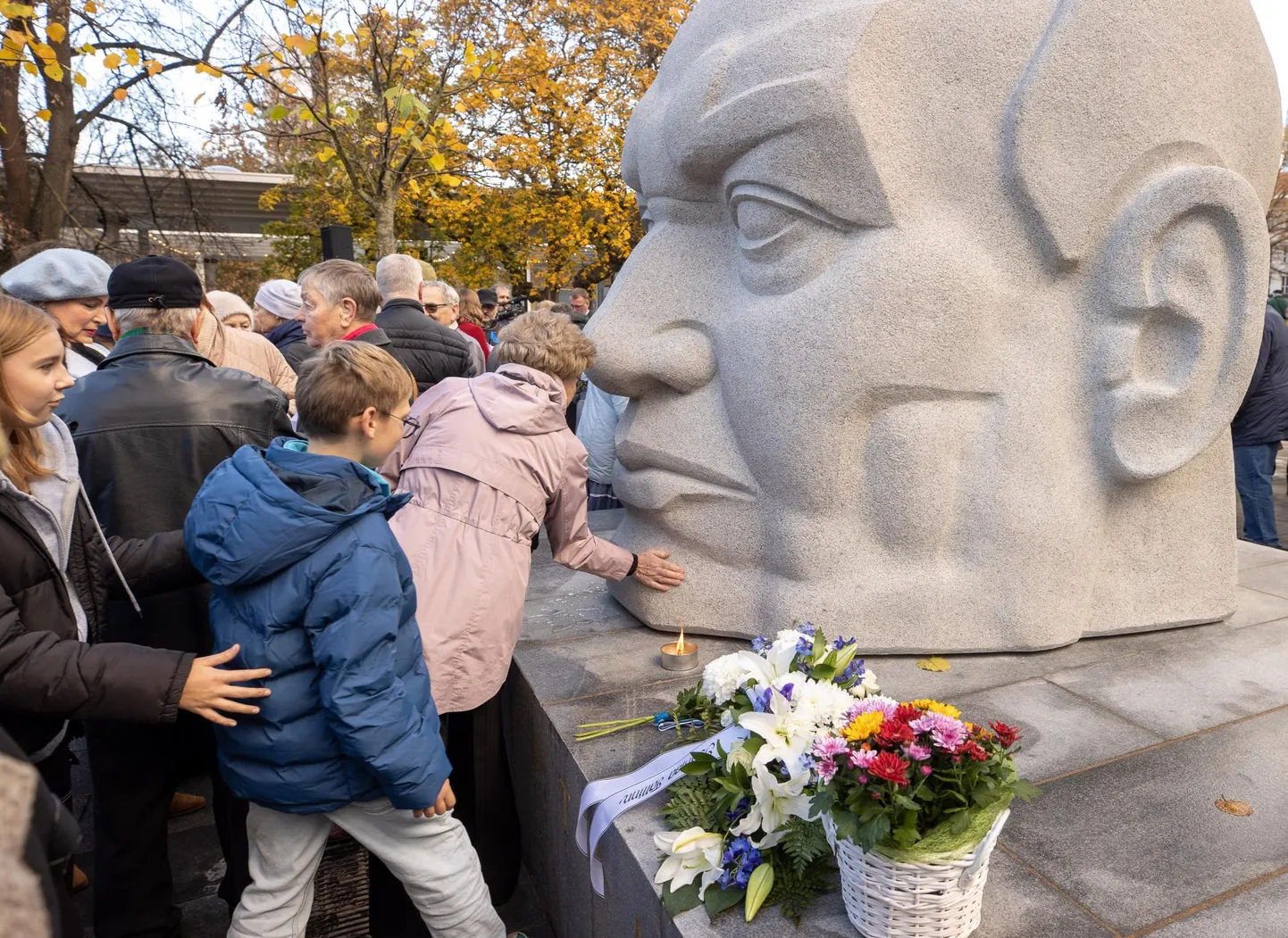 Möödunud reedel avati ja pühitseti Estonia teatri tagusel ajaloolisel Uuel turul mälestusmärk Eesti Vabariigi väljakuulutajale, esimesele valitsusjuhile ja esimesele presidendile Konstantin Pätsile.FOTO: Tairo Lutter