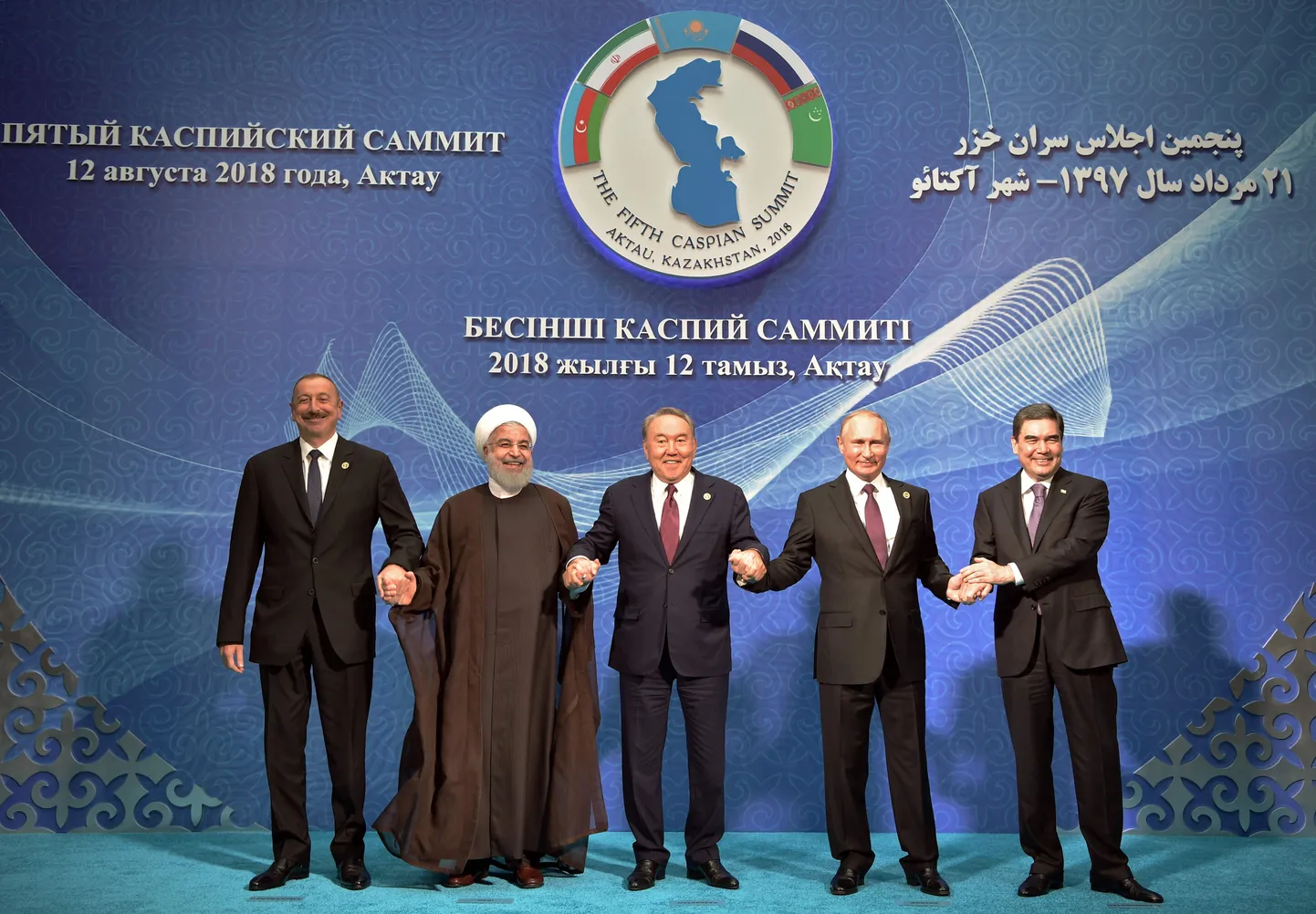 Aserbaidžaani president Ilham Alijev, Iraani presdent Hassan Rouhani, Kasahstani president Nursultan Nazarbajev, Venemaa president Vladimir Putin ja Türkmenistani president Kurbangulõ Berdõmuhhamedov käevangus pärast allkirjastamistseremooniat.
