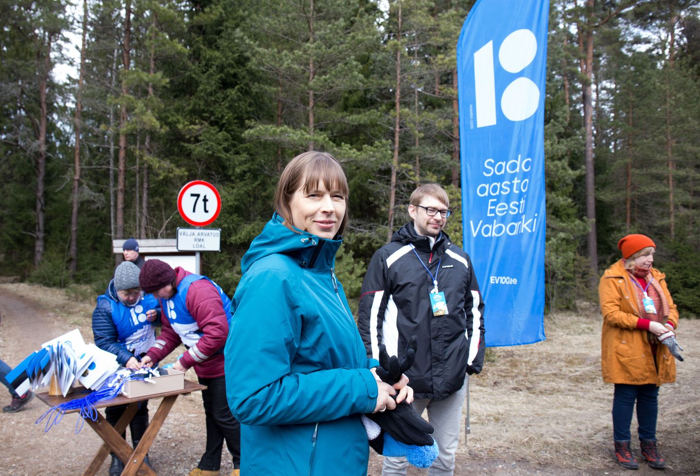 President Kersti Kaljulaid sel kevadel Eesti 100. sünnipäeva avaürituse matkateel.