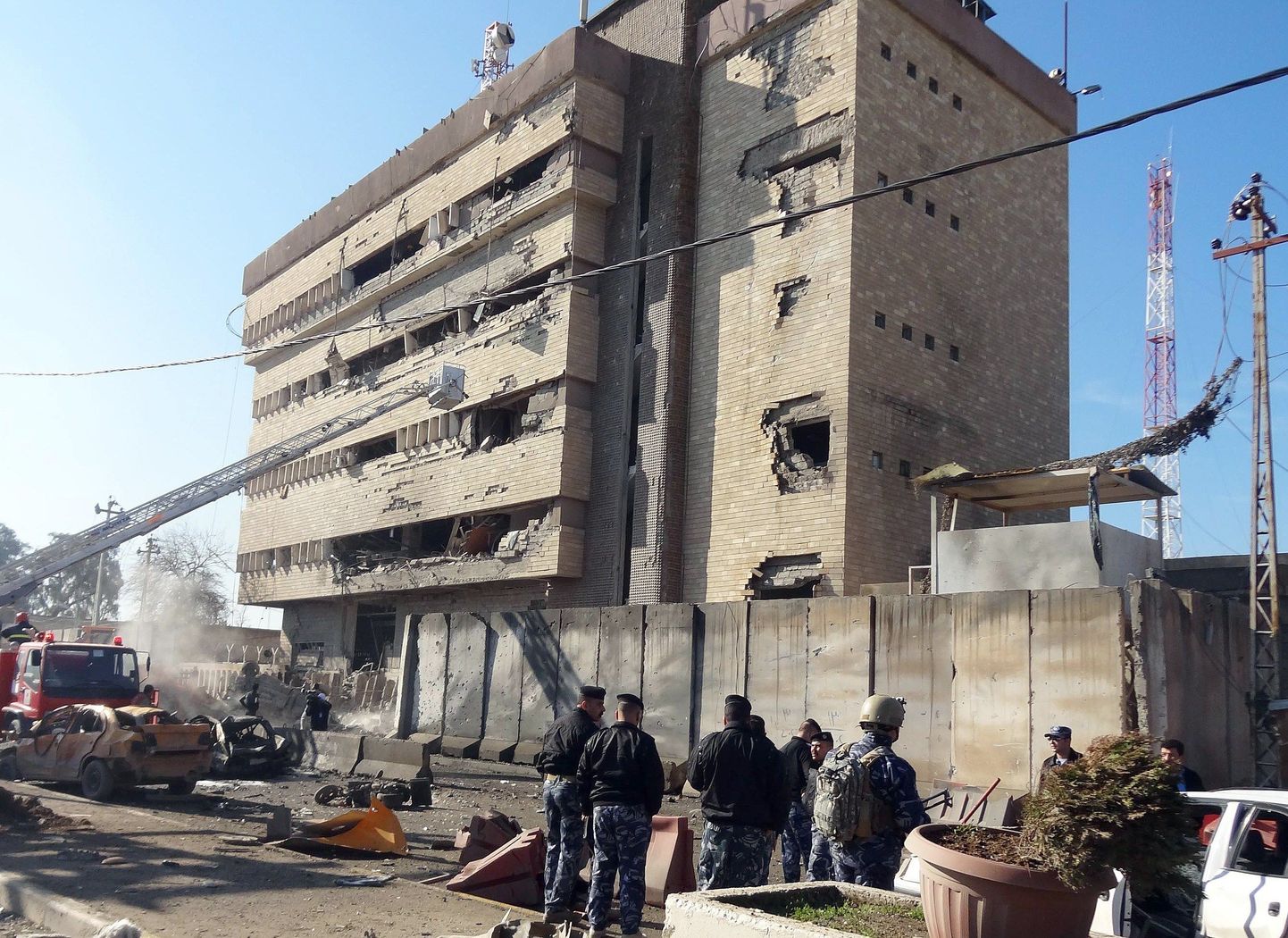 Olukord Kirkukis politsei peakorteri juures pärast autopommiplahvatust.