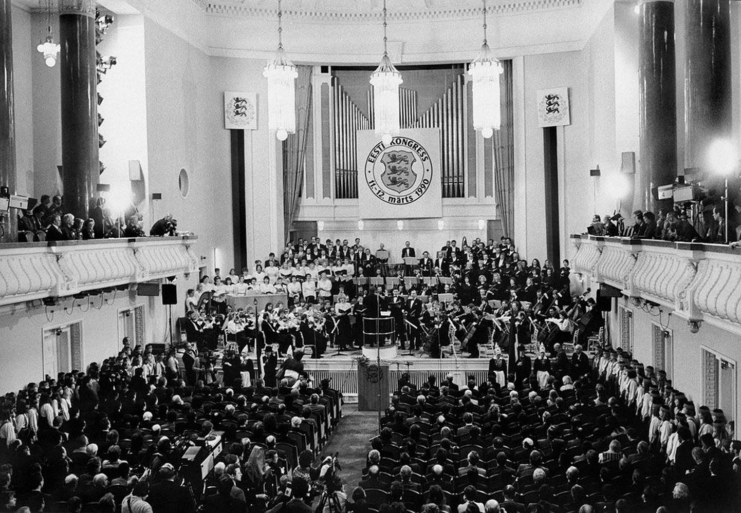 11. märts 1990. Rahvuslik-demokraatliku kodanikualgatuse kulminatsioon – Estonia kontserdisaalis avatakse Eesti Kongressi esimene istungjärk.