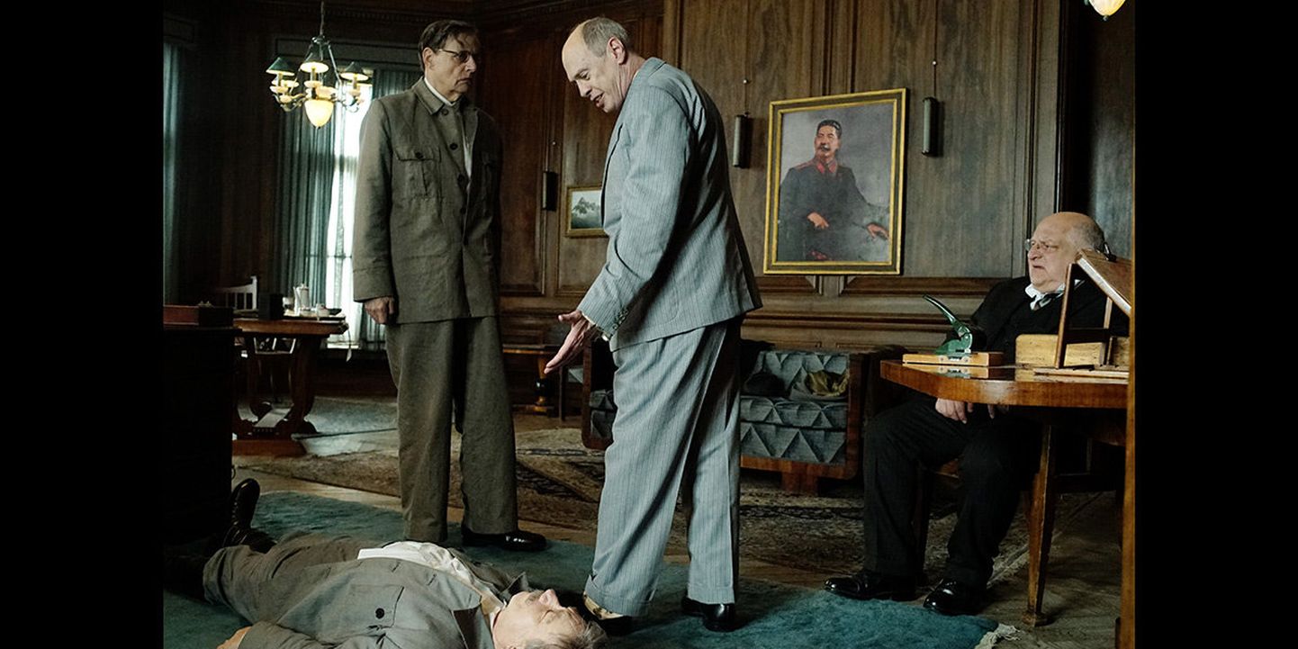 Pildil Stalin (põrandal ja seinal), seisvad Malenkov ja Hruštšov, istub Beria.