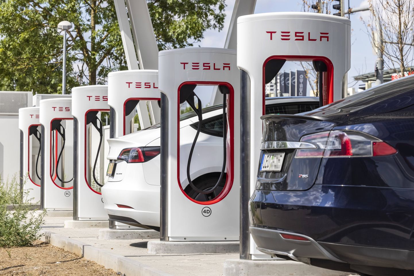 Зарядные станции Tesla.