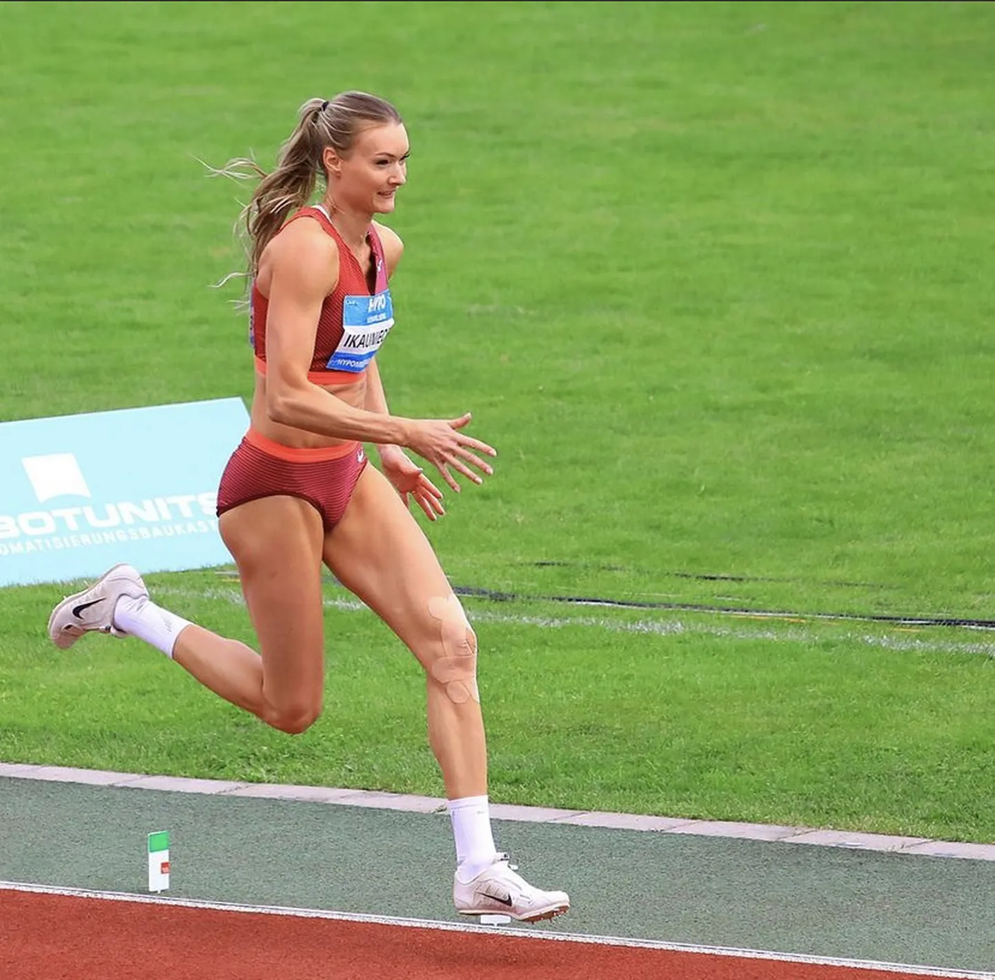 Daudzcīnniece Laura Ikauniece.