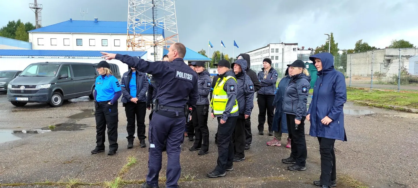 Naiskodukaitsjad kuulavad politseiniku selgitusi eelseisva ülesande kohta.