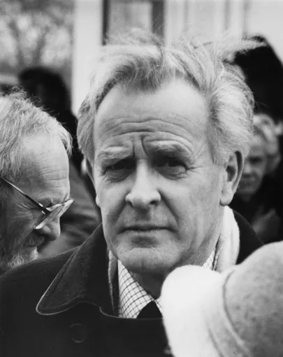 John le Carr ehk David John Moore Cornwell.
