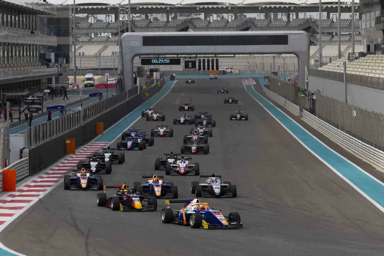 Avaetapi võistlussõidu start Abu Dhabi ringrajal.