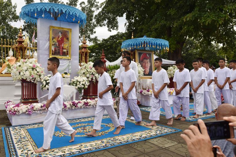 Koopast pääsenud Tai jalgpallipoisid läksid üheksaks päevaks budistlikku kloostrisse