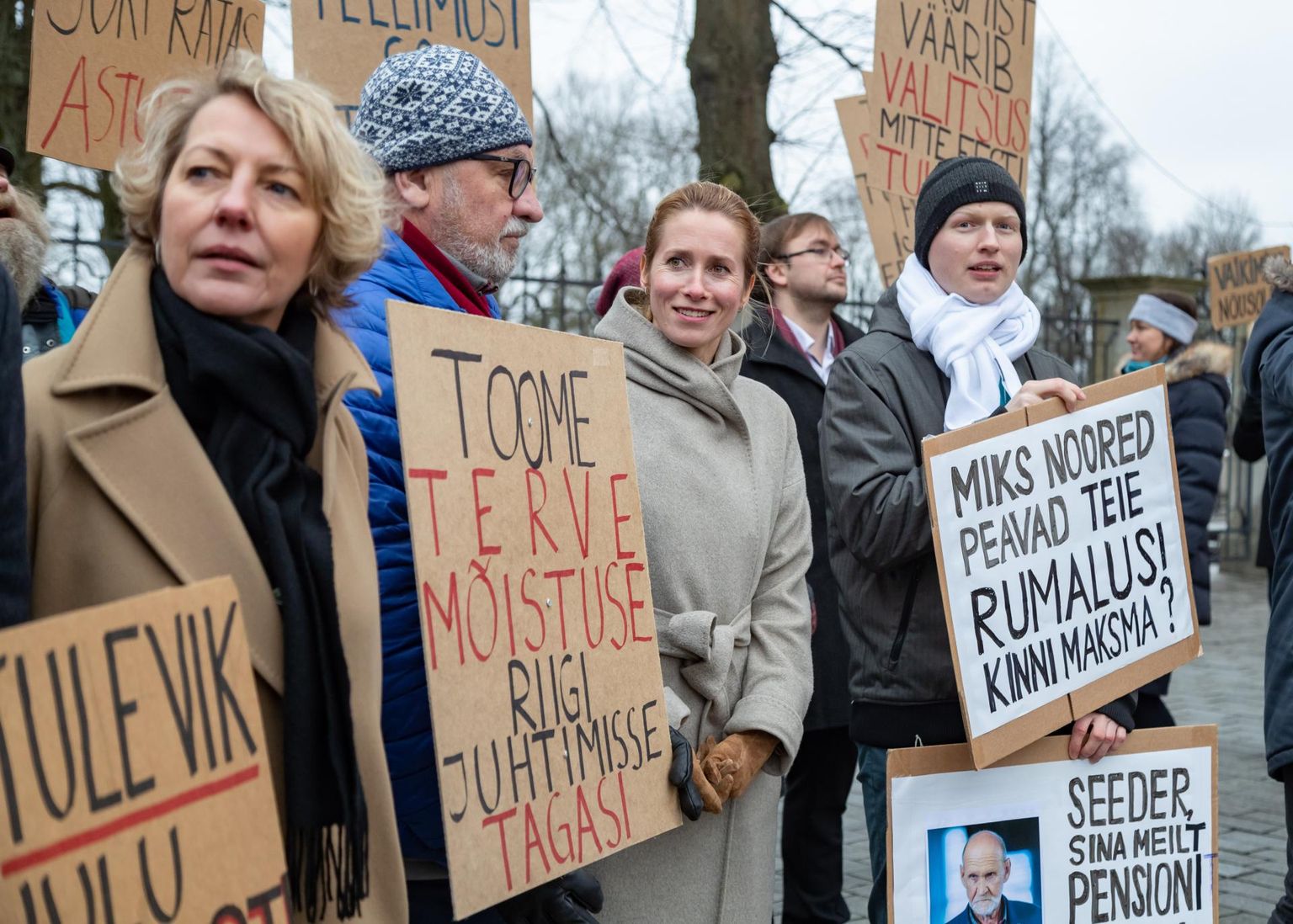 Pea täpselt aasta eest ehk 29. jaanuaril 2020 protestis toonane opositsioon Tallinnas riigikogu ees pensionisüsteemi muudatuste vastu. Esiplaanil tänane peaminister Kaja Kallas ja poliitik Vilja Toomast. 