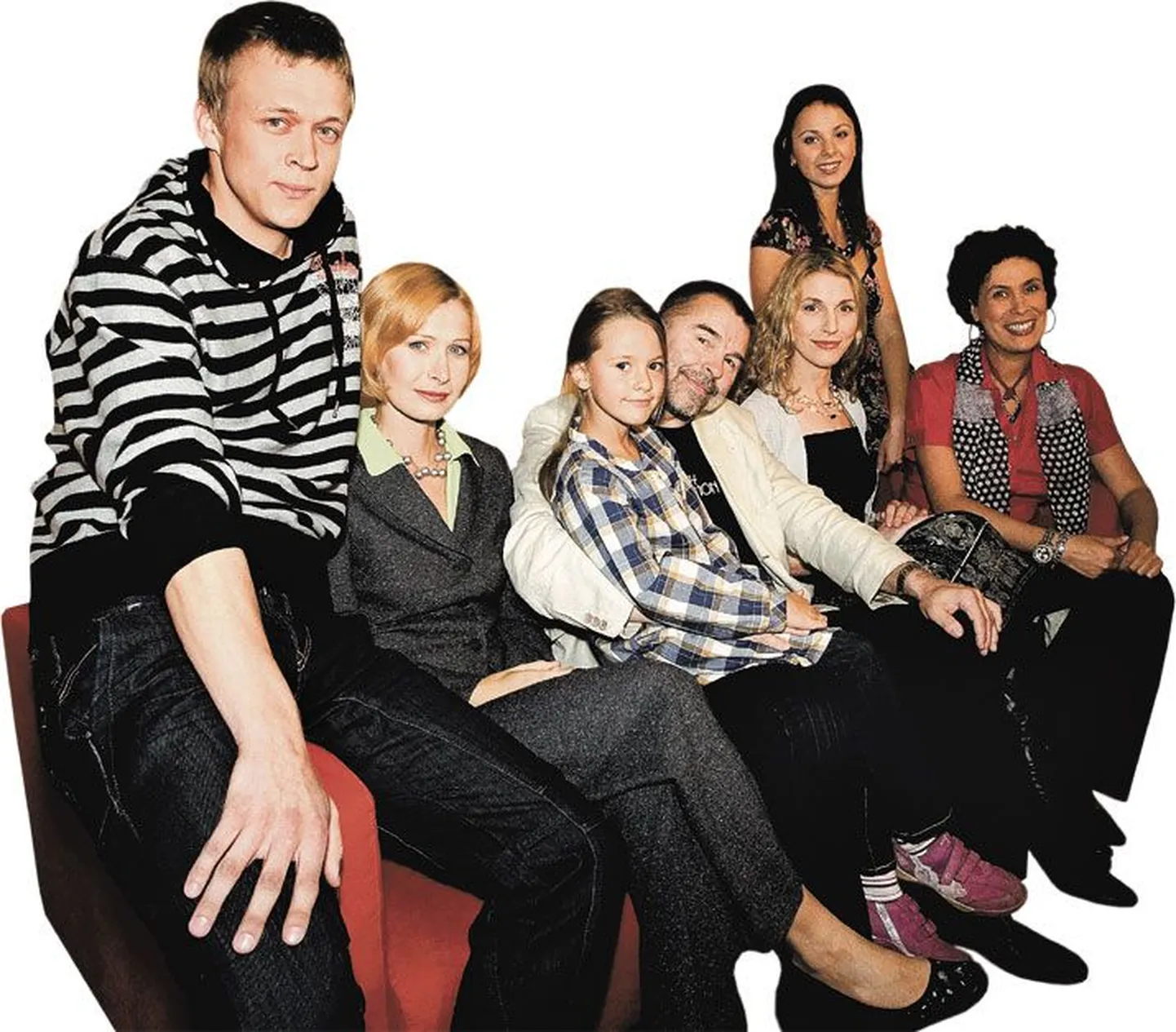 TV3 juba aastaid jooksva sarja «Kodu keset linna» suur pere: Sergo Vares (vasakult), Kleer Maibaum, Arina Milišnikova, Martin Veinmann, Piret Simson, Alina Karmazina ja Diana Klas.