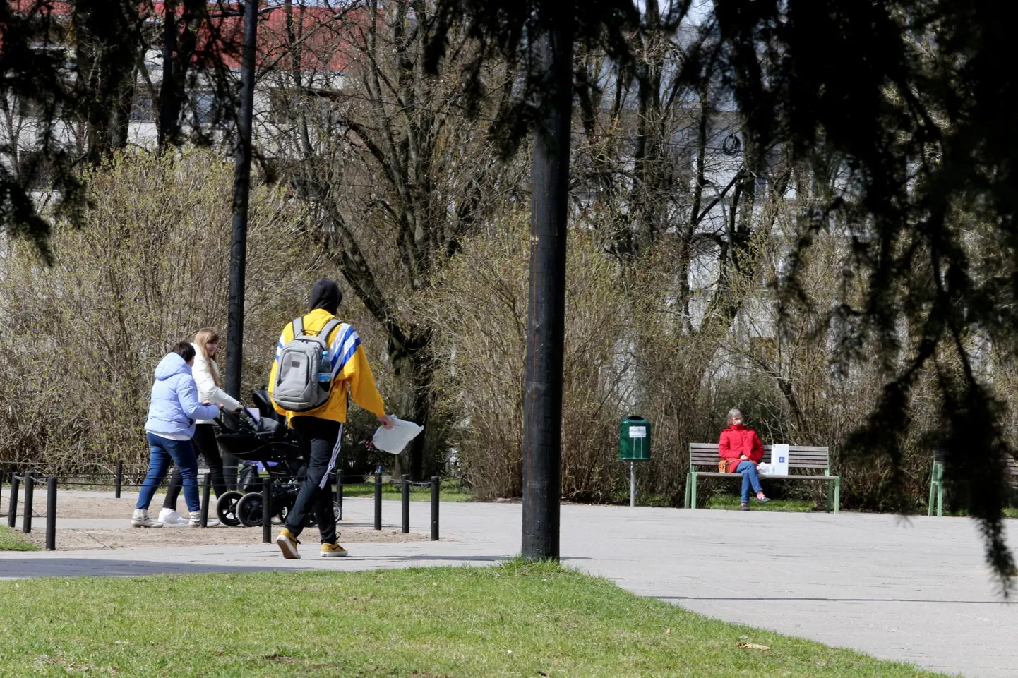 Praegu on keskpark rohkem läbikäimiseks, kuid eile pärastlõunal leidus seal ka neid, kes jalga puhkasid. Keskparki kavandatava Süku arutelul osalenud linlastel oli palju ideid selle kohta, mida nad ootavad sealsest pargist pärast kultuurikeskuse valmimist.