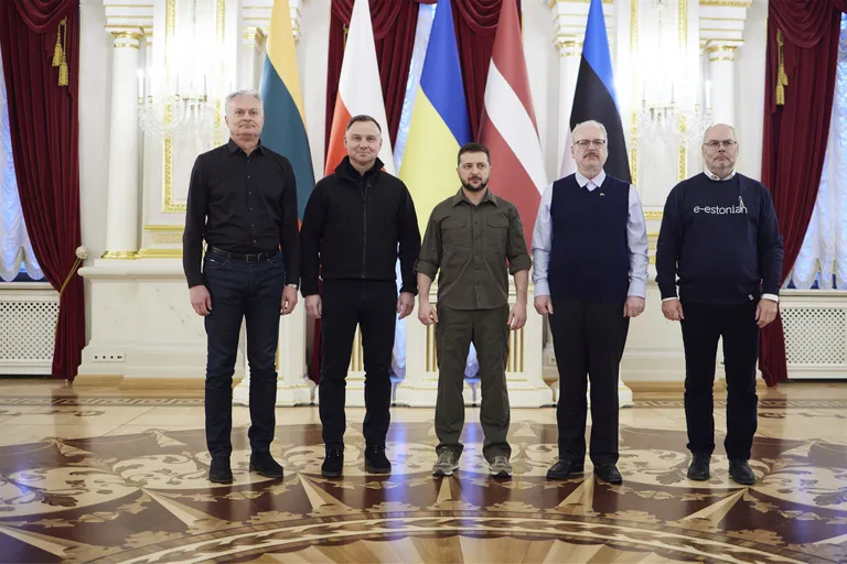 Balti riikide ja Poola presidendid külastasid Ukraina presidenti Volodõmõr Zelenskõid Kiievis.