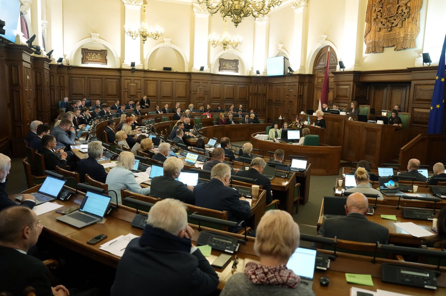 Saeimas priekšsēdētāja Daiga Mieriņa (no labās) uzrunā klātesošos no tribīnes Saeimas sēdes laikā, kurā tiek izskatīts 2024. gada valsts budžets un budžeta ietvars 2024., 2025. un 2026. gadam.