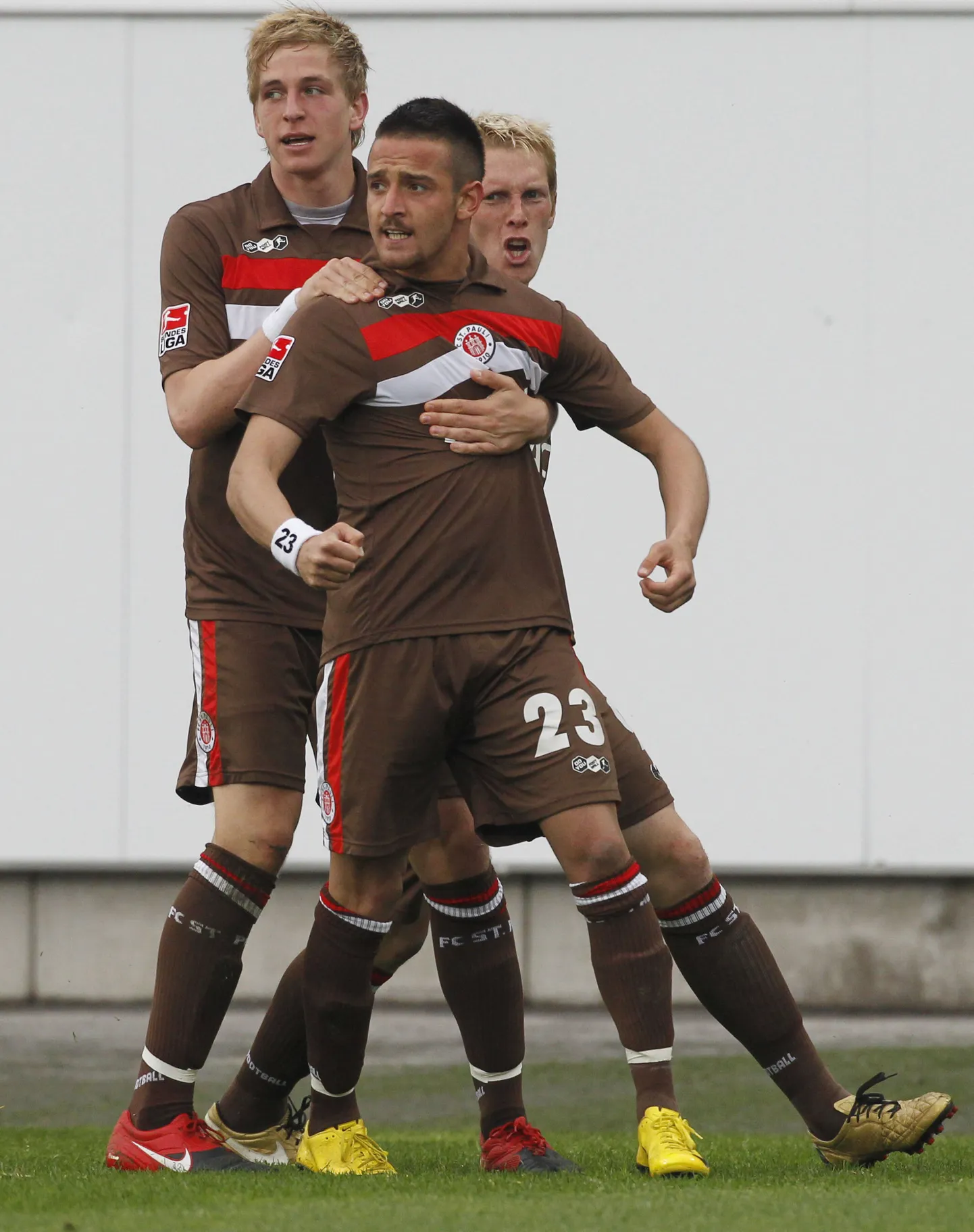 Deniz Naki (keskel)