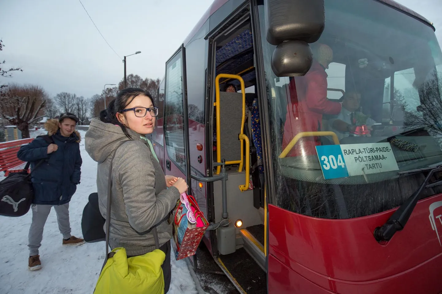 Angelika Tšernauskas ja tema neljakuune tütar Daisy-Alissa sõltuvad ühissõidukist, bussiühendusega Paidest Tartusse  tema hinnangul rahul olla ei saa.