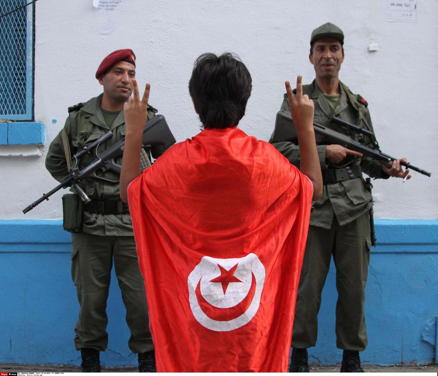 Tuneesia laps ja sõdurid 2014. aasta valimiste ajal. 