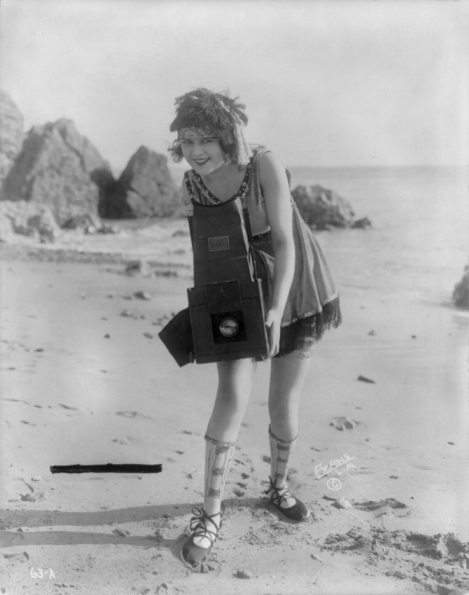 Tundmatu naine fotokaameraga liival, aastal 1919.