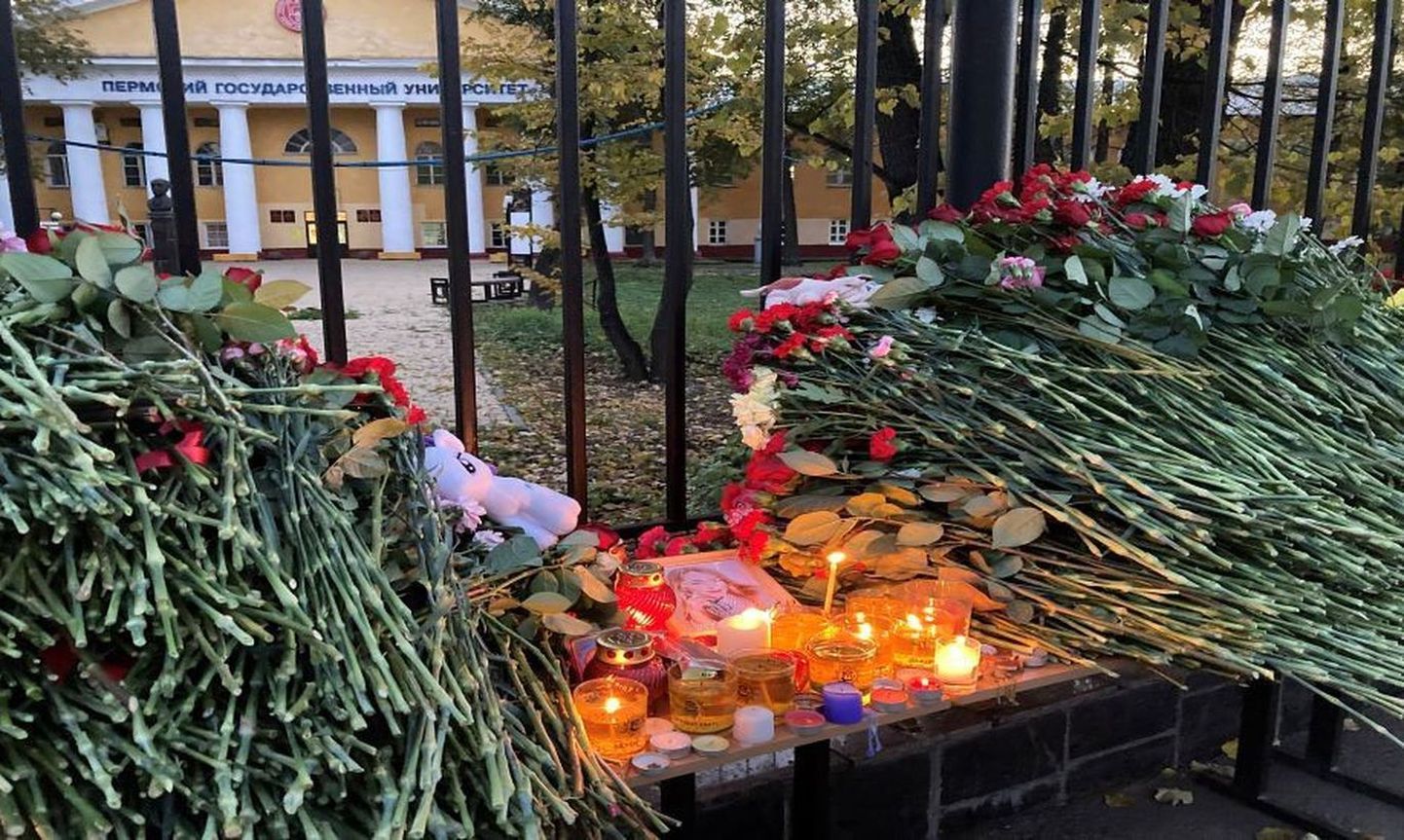 Стихийный памятник у Пермского ВУЗа, где произошла стрельба