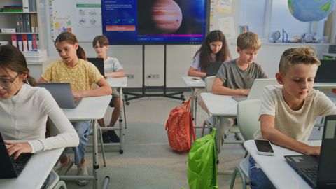 JUHTUM SOOMES ⟩ Laps oksendas kooli sülearvutile: kas vanem peab kalli seadme kahju ise kinni maksma?