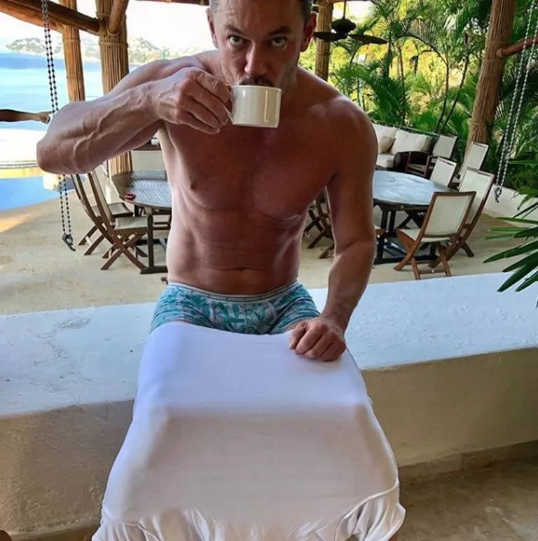 Luke Evans võitleb moskiitodega