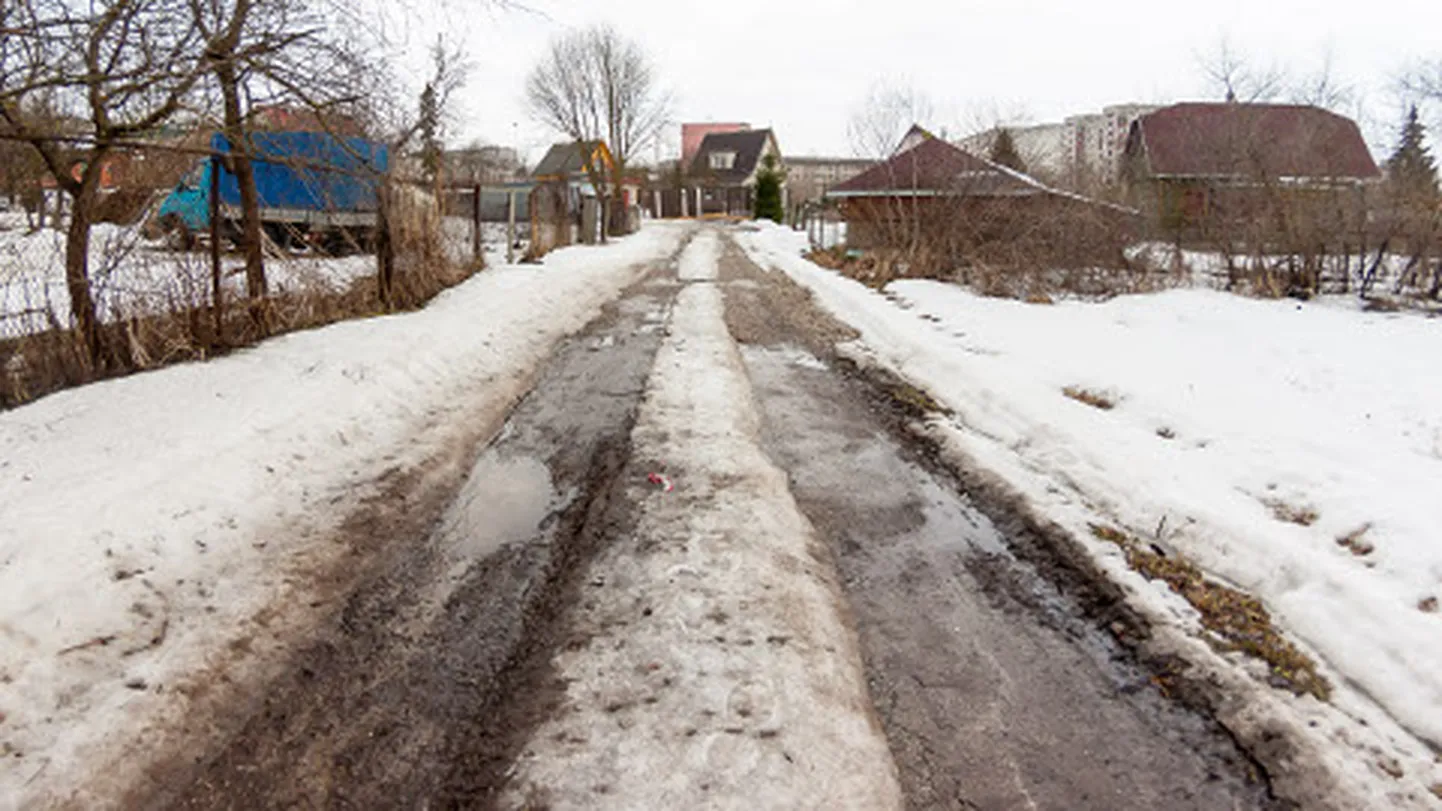 See ongi Narva Liiva tänav. Siia avanevad kahe elamukrundi väravad, naabermajade omad aga külgnevatele tänavatele, mis pole ka paremas seisus. Otse tee lõppu jääb maja, milles elab perega linnavalitsuse töötaja, kes juba ammu võitleb teeolude parandamise eest.