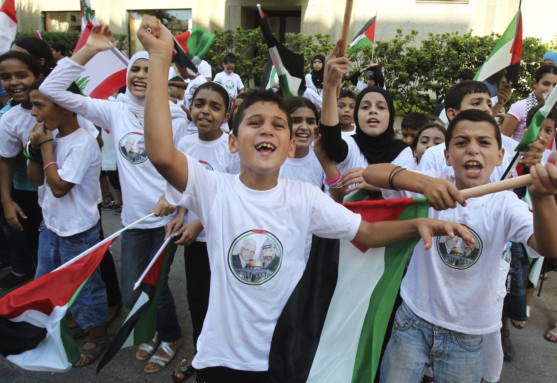 Palestiina skaudid lehvitamas Liibanoni ja Palestiina lippe eelmisel kuul Beirutis.