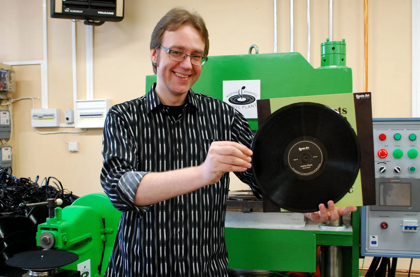 Kitarrist Andres Roots on rõõmus, sest on äsja saanud Vinyl Planti pressi vahelt Tartus oma muusikaga plaadi «Roots Music».