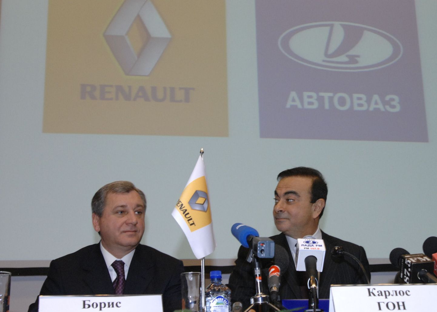 AvtoVAZi president Boriss Aljošin (vasakul) ja Renault' juht Carlos Ghosn.