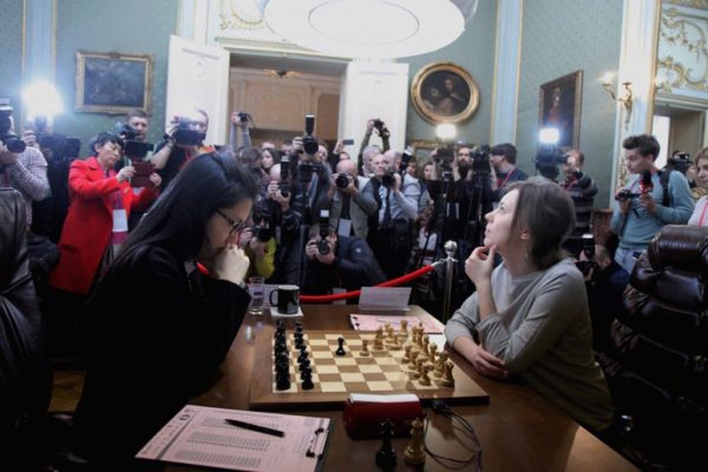 Матч между Марией Музычук и Хоу Ифань (слева).