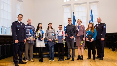 Фото: новые граждане Эстонии получили в Пярну свидетельства 